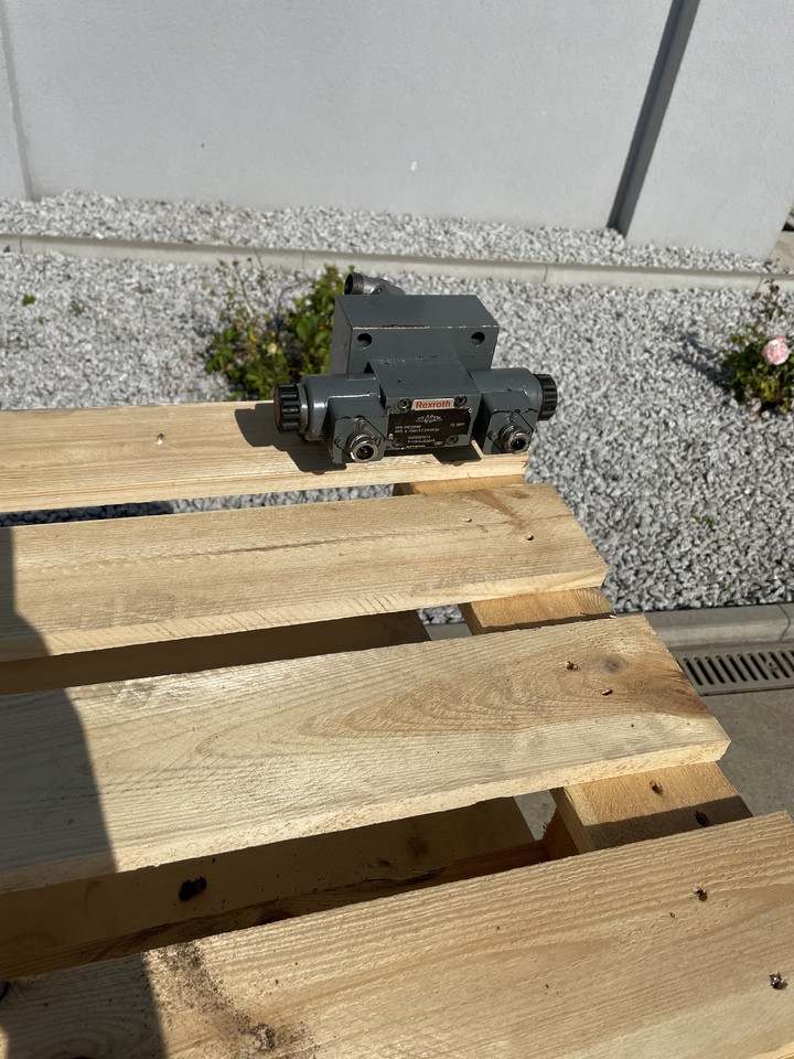 LIEBHERR R906 - Hydraulic valve: picture 3 LIEBHERR R906 - Hydraulic valve: picture 3