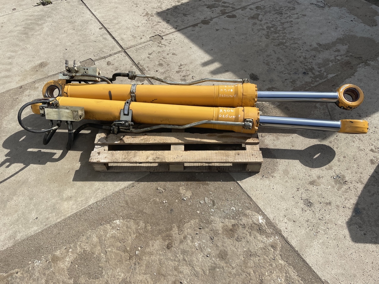 LIEBHERR R906 - Hydraulic cylinder: picture 1 LIEBHERR R906 - Hydraulic cylinder: picture 1