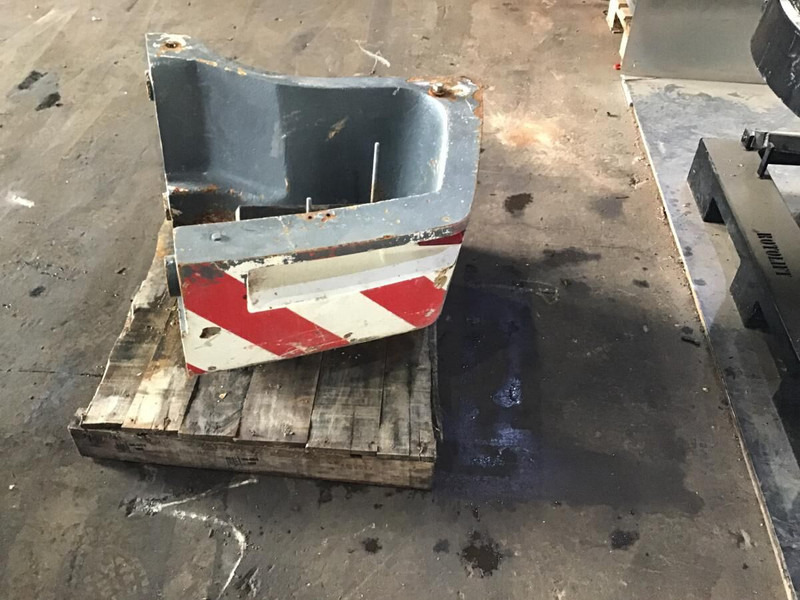 Liebherr Counterweight Right - Counterweight for Agricultural machinery: picture 1 Liebherr Counterweight Right - Counterweight for Agricultural machinery: picture 1
