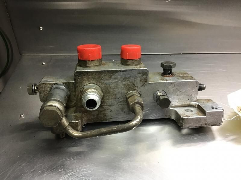 Liebherr Distribution Block - Hydraulics: picture 1 Liebherr Distribution Block - Hydraulics: picture 1