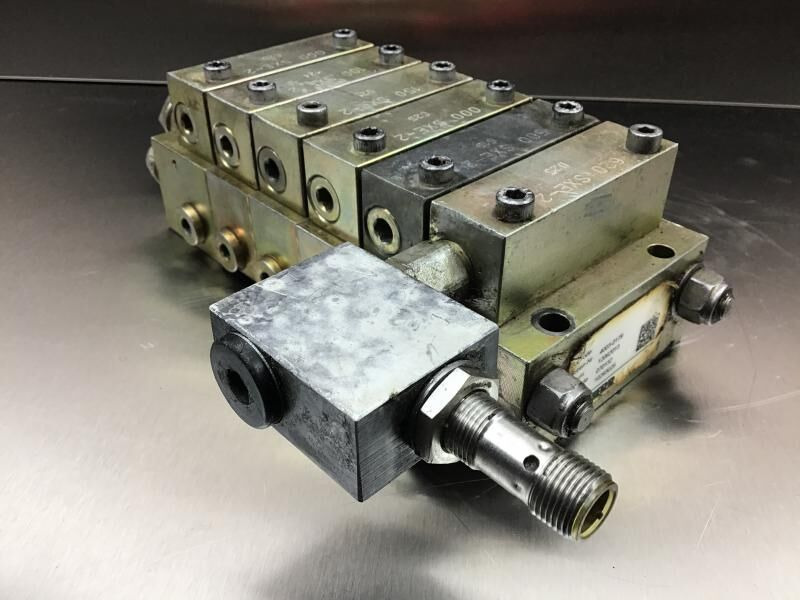 Liebherr Distribution Block - Hydraulics: picture 1 Liebherr Distribution Block - Hydraulics: picture 1