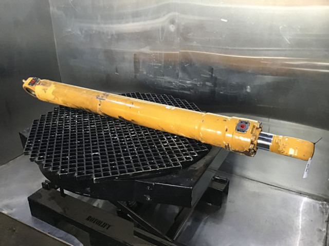 Liebherr - Hydraulic cylinder: picture 1 Liebherr - Hydraulic cylinder: picture 1