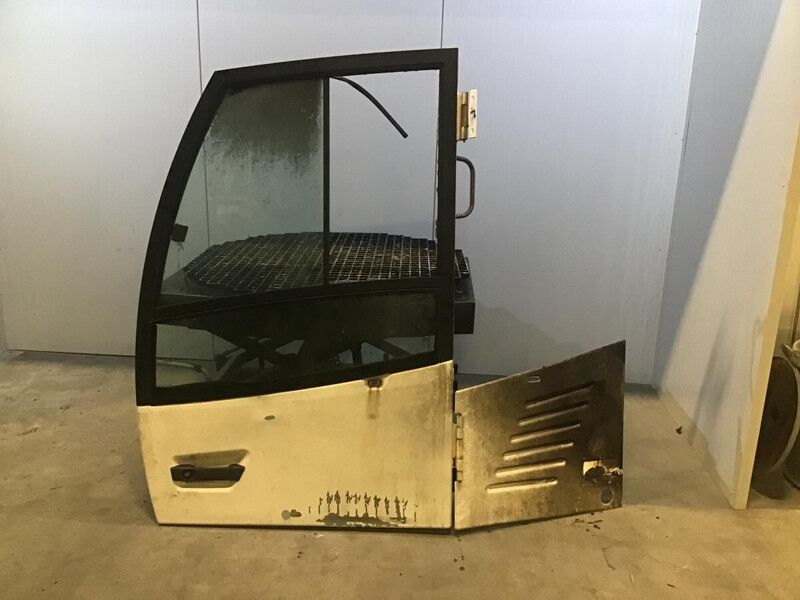 Liebherr R946 LC / R946 LC-V / R946 NLC / R950 LC-V / R950 S-HD / R922 LC / R926 LC / R920 LC / R920 NLC - Door and parts: picture 1 Liebherr R946 LC / R946 LC-V / R946 NLC / R950 LC-V / R950 S-HD / R922 LC / R926 LC / R920 LC / R920 NLC - Door and parts: picture 1