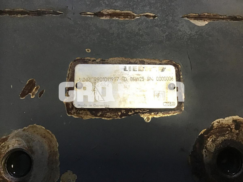 Liebherr R954C / R956 / R960 - Cylinder head: picture 2 Liebherr R954C / R956 / R960 - Cylinder head: picture 2