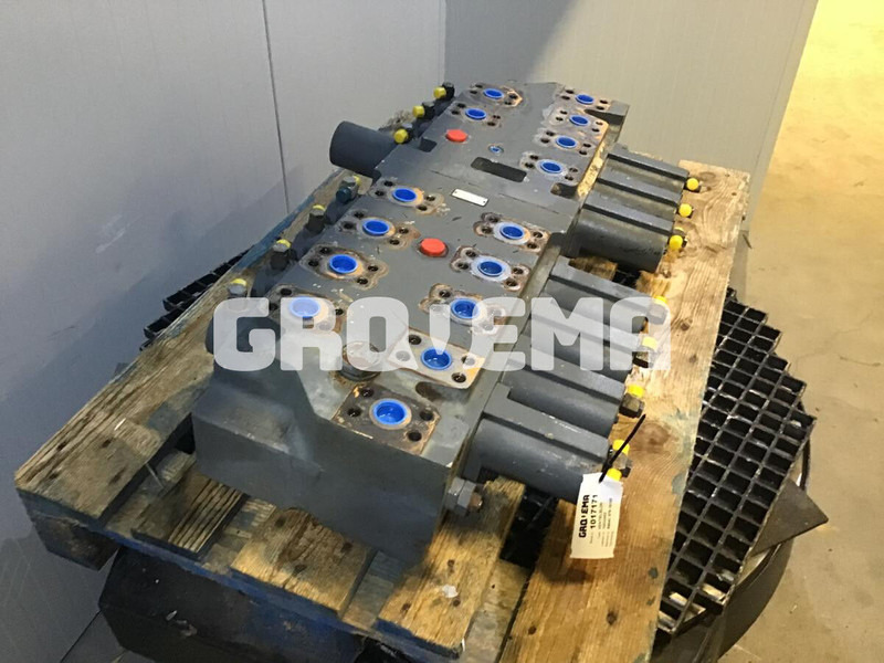 Liebherr R954C / R956 / R960 - Cylinder head: picture 3 Liebherr R954C / R956 / R960 - Cylinder head: picture 3