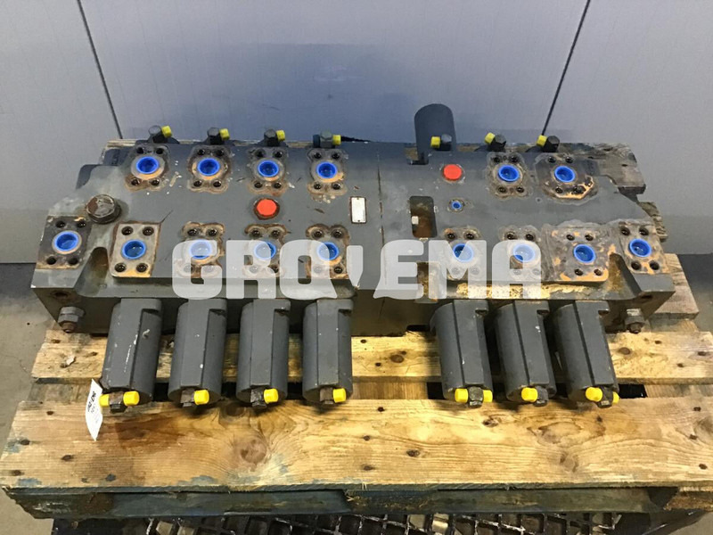 Liebherr R954C / R956 / R960 - Cylinder head: picture 1 Liebherr R954C / R956 / R960 - Cylinder head: picture 1