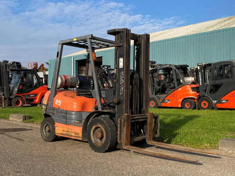 Toyota 42-6FGF25 - LPG forklift: picture 3 Toyota 42-6FGF25 - LPG forklift: picture 3