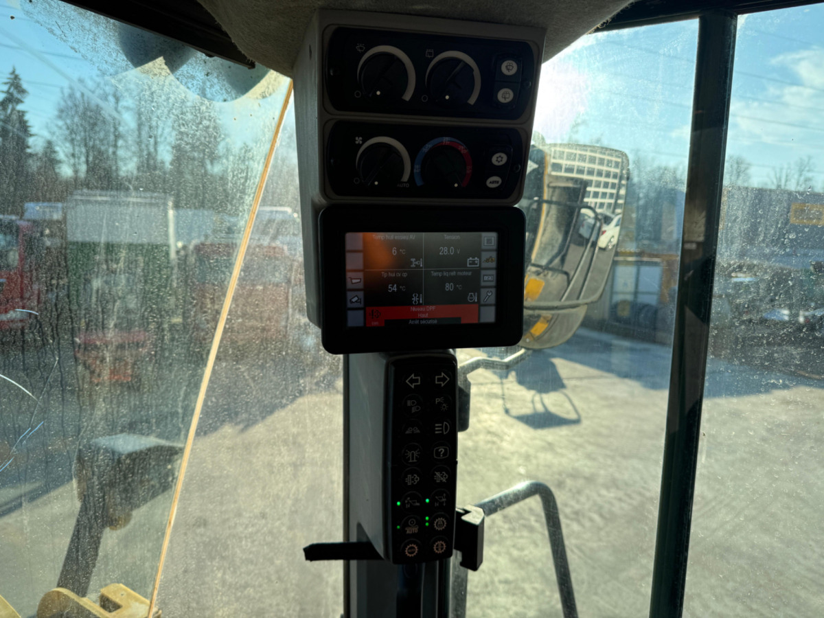 Wheel loader CATERPILLAR 950M: picture 18