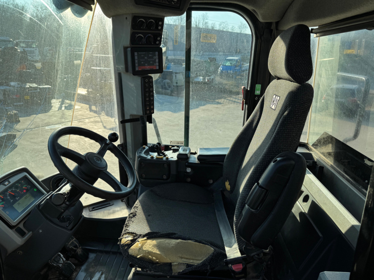 Wheel loader CATERPILLAR 950M: picture 14