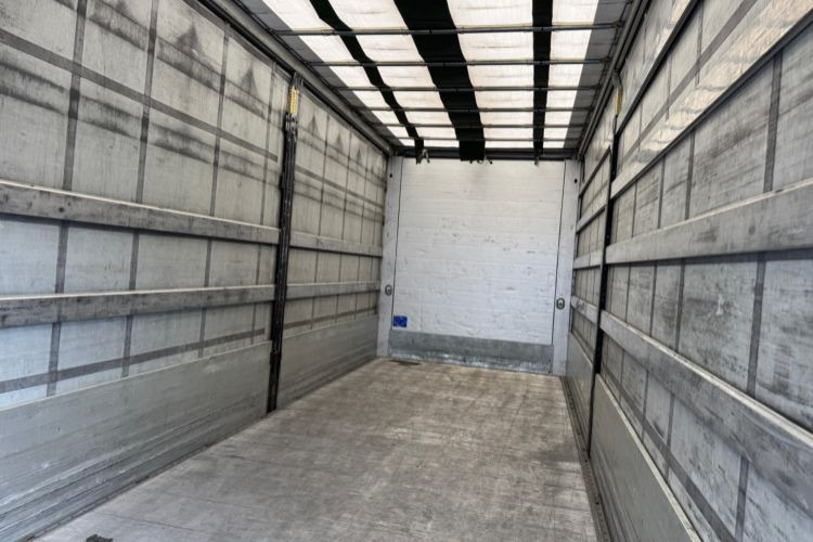 Curtainsider truck Volvo FH-540 6x2: picture 8