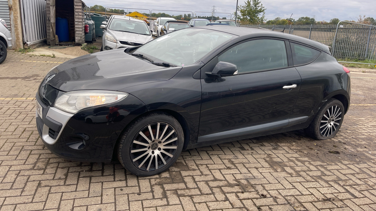 RENAULT MEGANE 1.6 DYNAMIQUE - Hatchback: picture 2 RENAULT MEGANE 1.6 DYNAMIQUE - Hatchback: picture 2