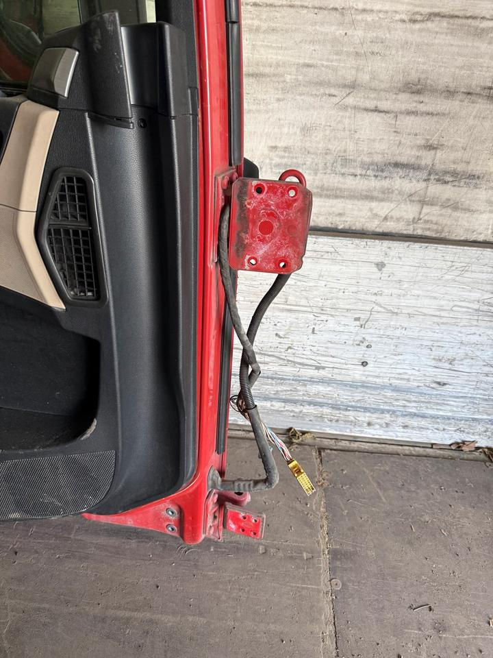 MAN TGX Fahrertür Rot Spiegel Innenverkleidung LN 63 - Door and parts for Truck: picture 3 MAN TGX Fahrertür Rot Spiegel Innenverkleidung LN 63 - Door and parts for Truck: picture 3