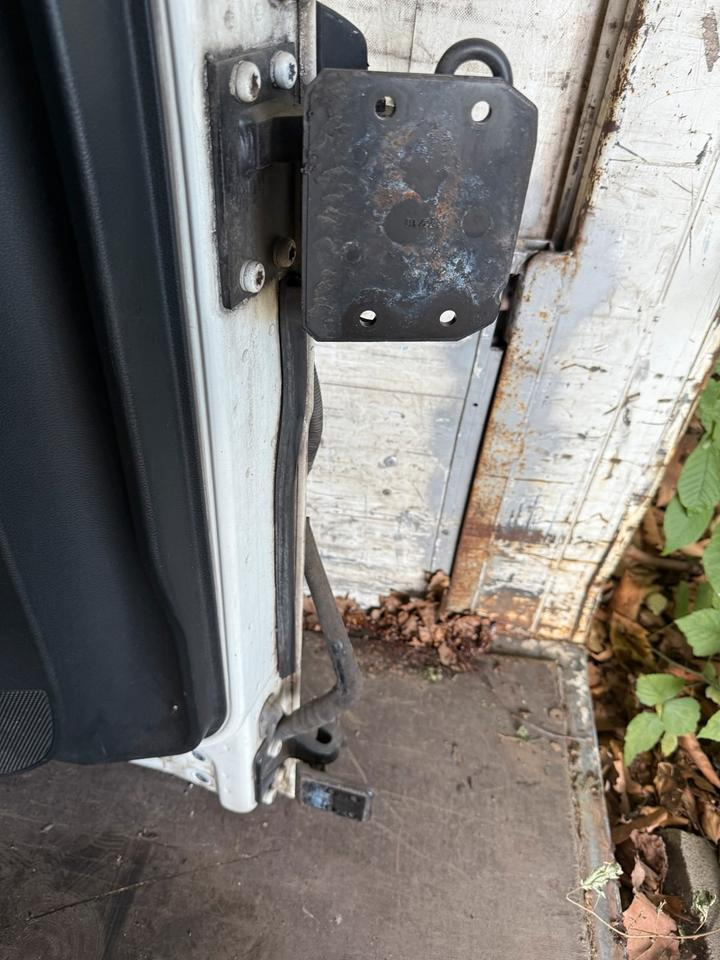 MAN TGX Fahrertür Weiß mit Spiegel Innenverkleidung LN 84 - Door and parts for Truck: picture 3 MAN TGX Fahrertür Weiß mit Spiegel Innenverkleidung LN 84 - Door and parts for Truck: picture 3