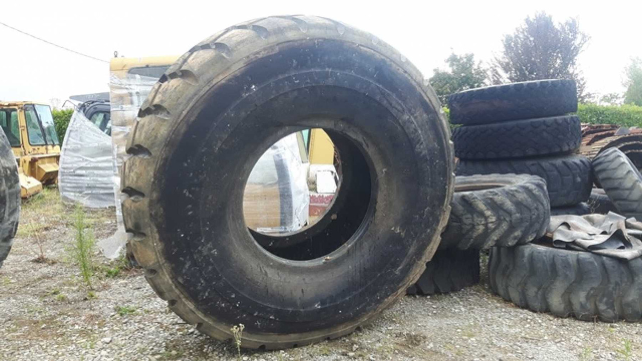 BRIDGESTONE 29/5R35 Pneumatici 29.5R35 in buone condizioni - Tire for Construction machinery: picture 3 BRIDGESTONE 29/5R35 Pneumatici 29.5R35 in buone condizioni - Tire for Construction machinery: picture 3