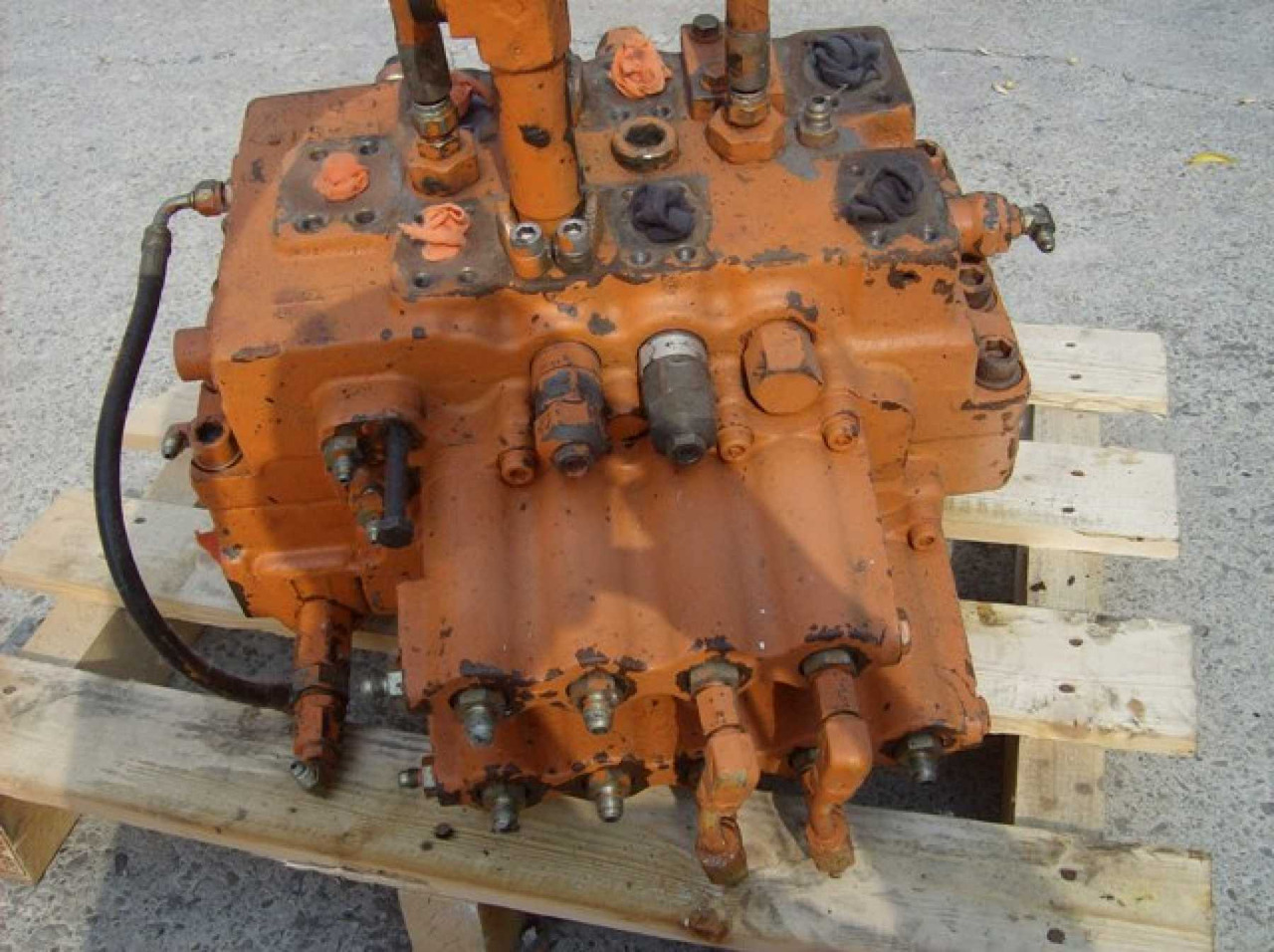 FIAT HITACHI FH300.2 distributore idraulico - Hydraulic valve for Construction machinery: picture 3 FIAT HITACHI FH300.2 distributore idraulico - Hydraulic valve for Construction machinery: picture 3