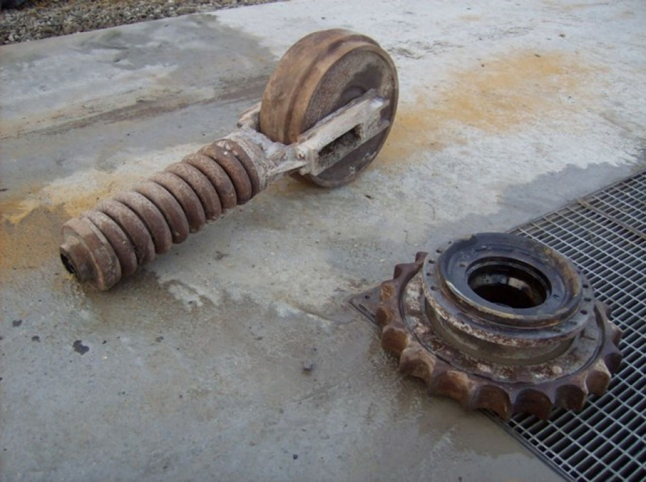 FIAT HITACHI FH300.2 molle tendicingoli - Undercarriage parts for Construction machinery: picture 1 FIAT HITACHI FH300.2 molle tendicingoli - Undercarriage parts for Construction machinery: picture 1