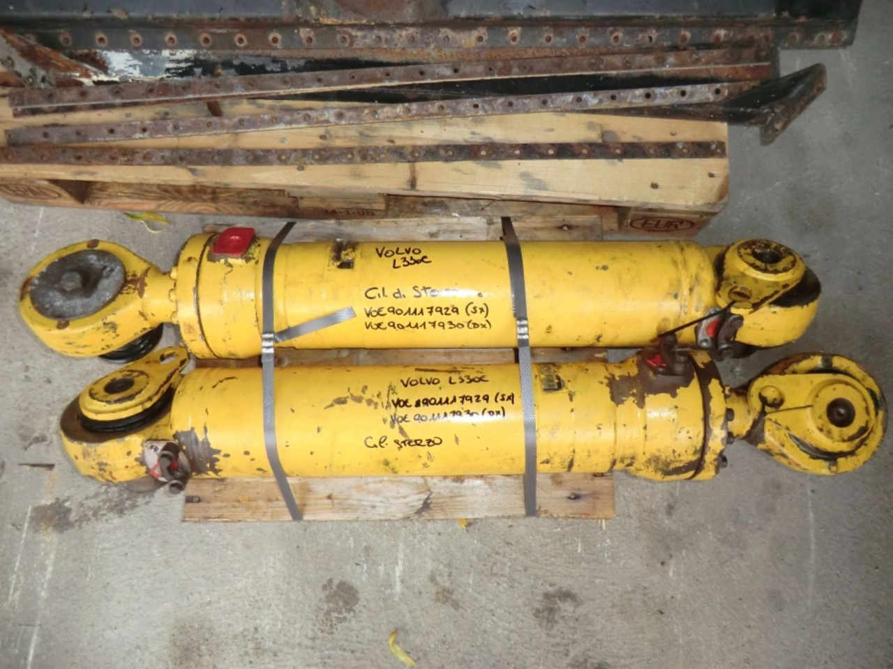 VOLVO L330E CILINDRI DI STERZO SX - Hydraulic cylinder for Construction machinery: picture 1 VOLVO L330E CILINDRI DI STERZO SX - Hydraulic cylinder for Construction machinery: picture 1