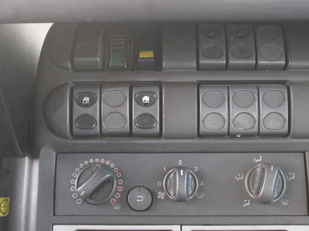 Dropside/ Flatbed truck, Crane truck Iveco EUROCARGO 100E17, EURO 3, HYDRAULIC ARM HIAB 035-2: picture 13
