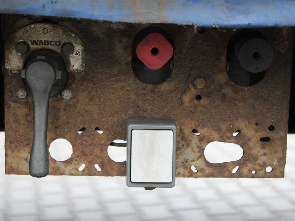 Curtainsider semi-trailer Krone SD 04, LOWDECK, LIFTING AXLE, MULTILOCK, LIFTING ROOF: picture 7 Curtainsider semi-trailer Krone SD 04, LOWDECK, LIFTING AXLE, MULTILOCK, LIFTING ROOF: picture 7