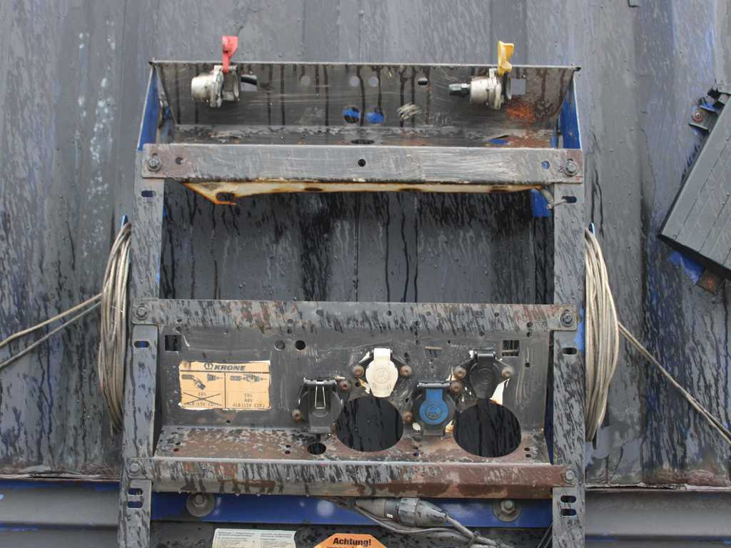 Curtainsider semi-trailer Krone SD 04, LOWDECK, LIFTING AXLE, MULTILOCK, LIFTING ROOF: picture 6 Curtainsider semi-trailer Krone SD 04, LOWDECK, LIFTING AXLE, MULTILOCK, LIFTING ROOF: picture 6