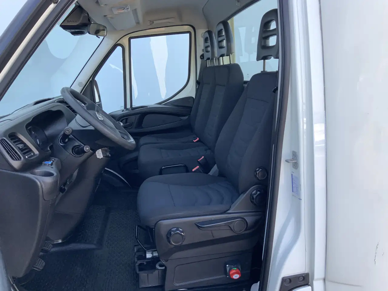 Iveco 40C18 B.E Trekker Airco Cruise 3 Zits Euro 6 180 - Mini artic tractor unit: picture 4 Iveco 40C18 B.E Trekker Airco Cruise 3 Zits Euro 6 180 - Mini artic tractor unit: picture 4