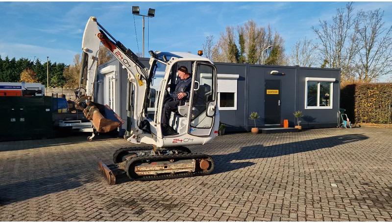 WACKER NEUSON 2404RD kan op een (berg)helling draaien - Mini excavator: picture 2 WACKER NEUSON 2404RD kan op een (berg)helling draaien - Mini excavator: picture 2