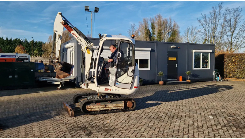 Mini excavator WACKER NEUSON 2404RD kan op een helling draaien: picture 14