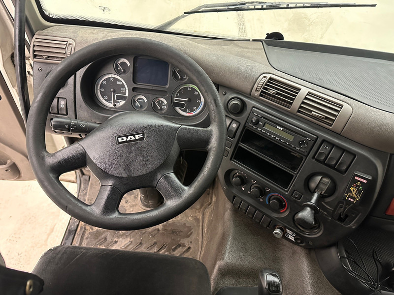 Dropside/ Flatbed truck, Crane truck DAF CF65.250: picture 10