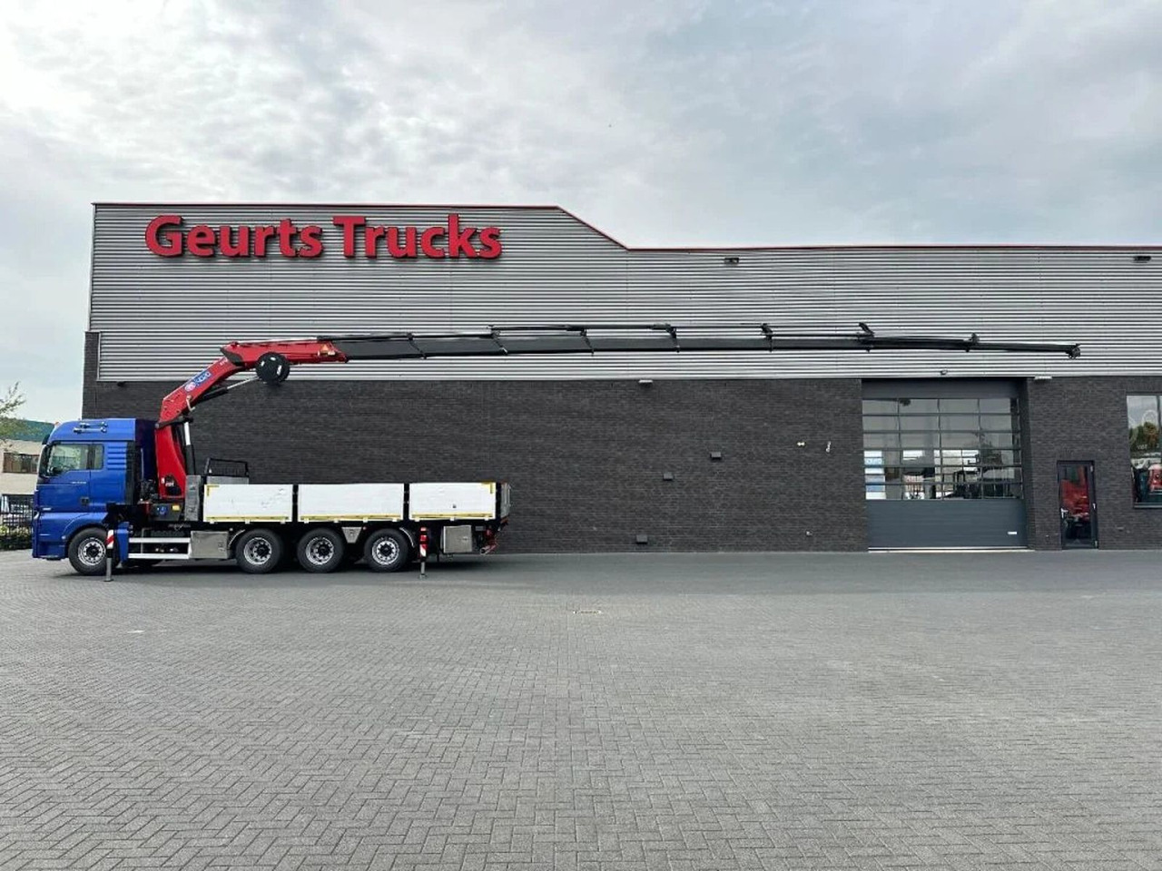 MAN TGX 33.560 8X4 TRIDEM + HMF 4020-K8 KRAAN/KRAN/C - Crane truck: picture 1 MAN TGX 33.560 8X4 TRIDEM + HMF 4020-K8 KRAAN/KRAN/C - Crane truck: picture 1