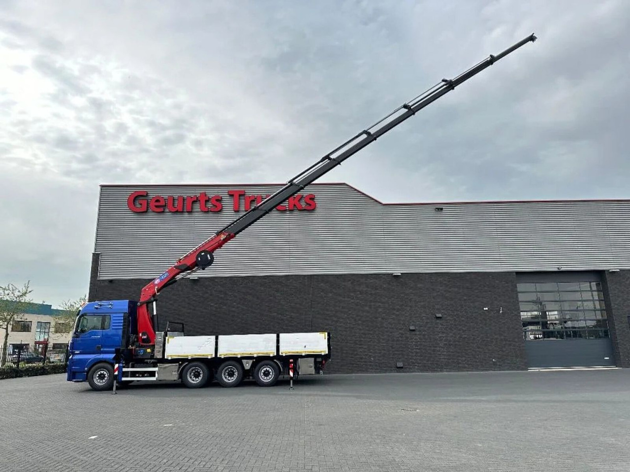 MAN TGX 33.560 8X4 TRIDEM + HMF 4020-K8 KRAAN/KRAN/C - Crane truck: picture 3 MAN TGX 33.560 8X4 TRIDEM + HMF 4020-K8 KRAAN/KRAN/C - Crane truck: picture 3