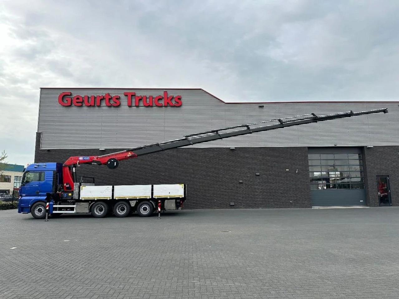 MAN TGX 33.560 8X4 TRIDEM + HMF 4020-K8 KRAAN/KRAN/C - Crane truck: picture 4 MAN TGX 33.560 8X4 TRIDEM + HMF 4020-K8 KRAAN/KRAN/C - Crane truck: picture 4