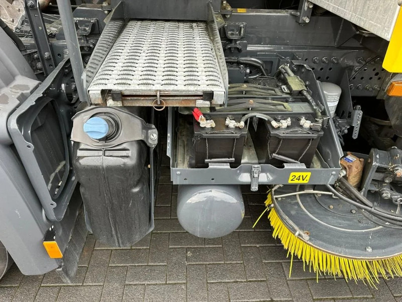 Leasing of Mercedes-Benz Arocs 1824 4X2 BEAM A9000 SWEEPING TRUCK/ KEHRMASCHINE/VEEGWAGEN/FAHRBAHNREINIGER/AIRPORT CLEANER WITH MAGNET Mercedes-Benz Arocs 1824 4X2 BEAM A9000 SWEEPING TRUCK/ KEHRMASCHINE/VEEGWAGEN/FAHRBAHNREINIGER/AIRPORT CLEANER WITH MAGNET: picture 12