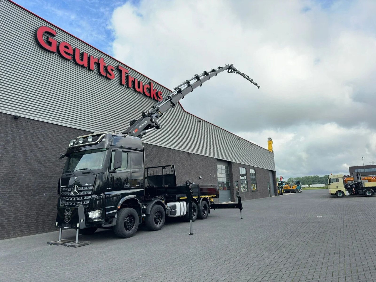 Mercedes-Benz Arocs 3251 8X4 + HIAB 1058 E-8 + JIB 150X-6 JDC - Crane truck: picture 2 Mercedes-Benz Arocs 3251 8X4 + HIAB 1058 E-8 + JIB 150X-6 JDC - Crane truck: picture 2