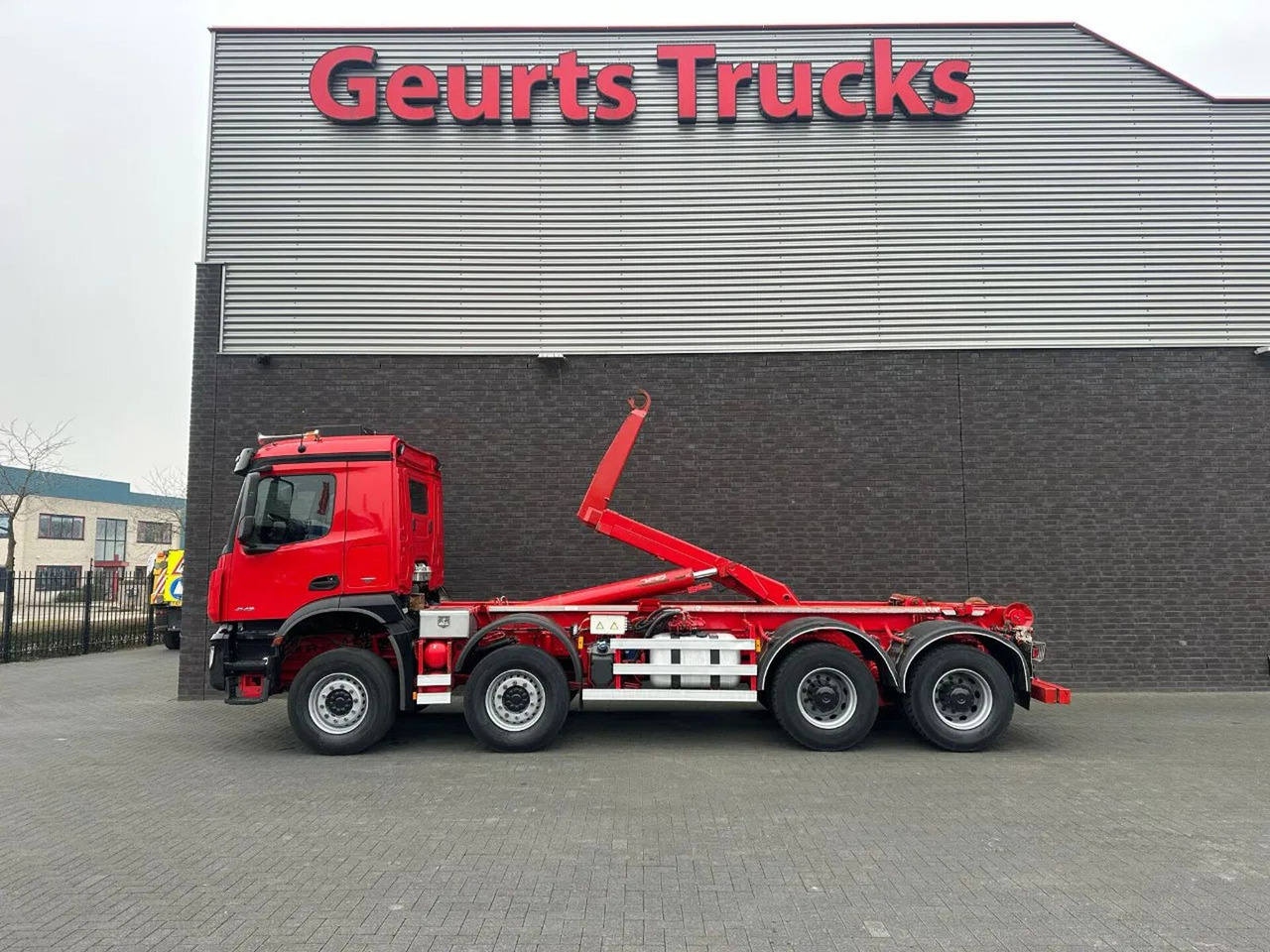 Mercedes-Benz Arocs 8X4 VDL S-30-6600 HAAKARMSYSTEEM/ABROLLKIP - Hook lift truck: picture 1 Mercedes-Benz Arocs 8X4 VDL S-30-6600 HAAKARMSYSTEEM/ABROLLKIP - Hook lift truck: picture 1
