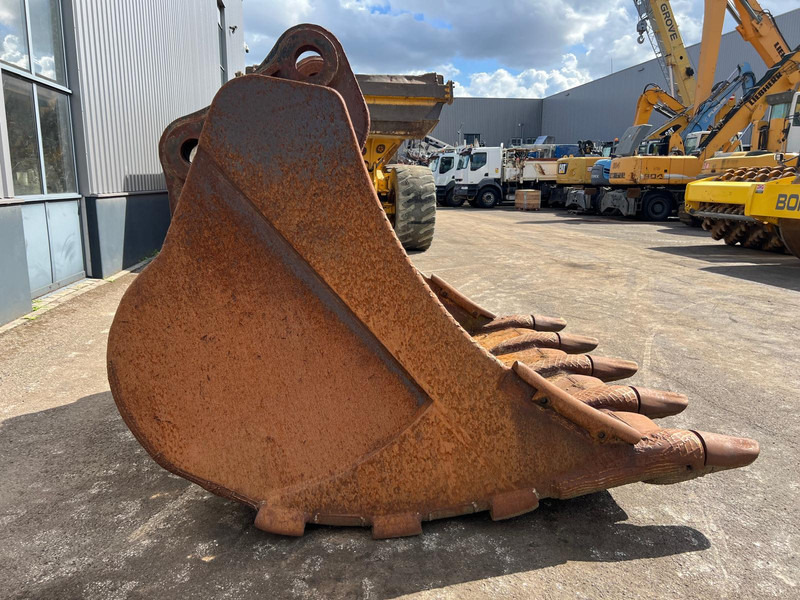 Caterpillar Caterpillar 385 bucket with teeth - Bucket: picture 4 Caterpillar Caterpillar 385 bucket with teeth - Bucket: picture 4