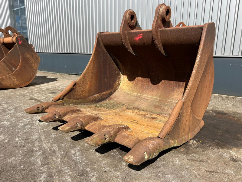 Caterpillar Caterpillar 385 bucket with teeth - Bucket: picture 1 Caterpillar Caterpillar 385 bucket with teeth - Bucket: picture 1