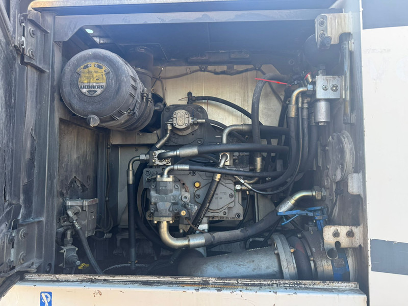 Crawler excavator Liebherr R936 LC: picture 20