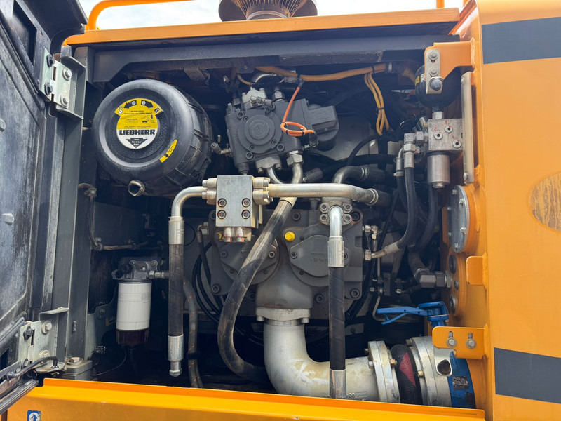 Crawler excavator Liebherr R946 LC: picture 18