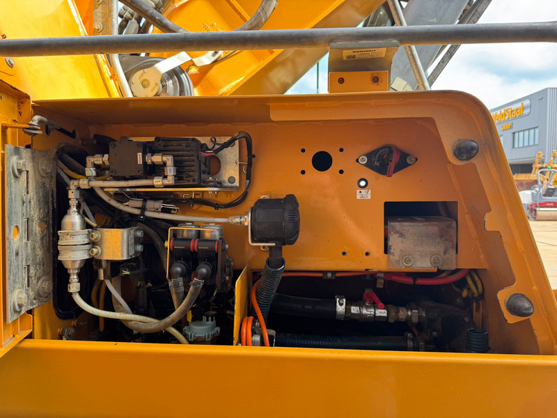 Crawler excavator Liebherr R946 LC: picture 17