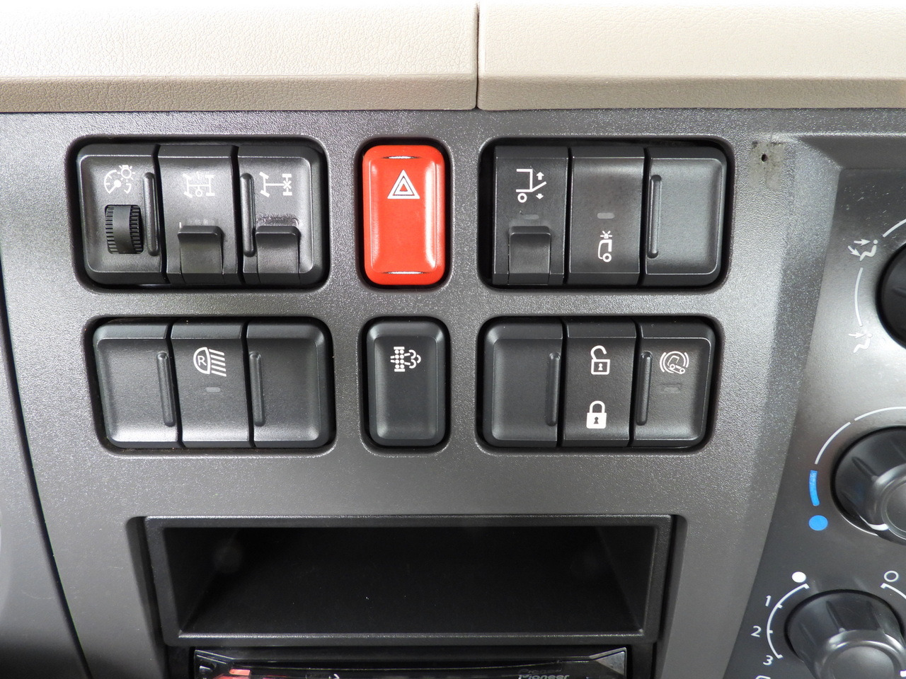 Tipper DAF LF 180 THREE-WAY TIPPER CRUISE CONTROL LED LIGHTS AUTOMATIC TRANSMISSION  TWIN WHEELS AIR CONDITIONING  180HP: picture 42
