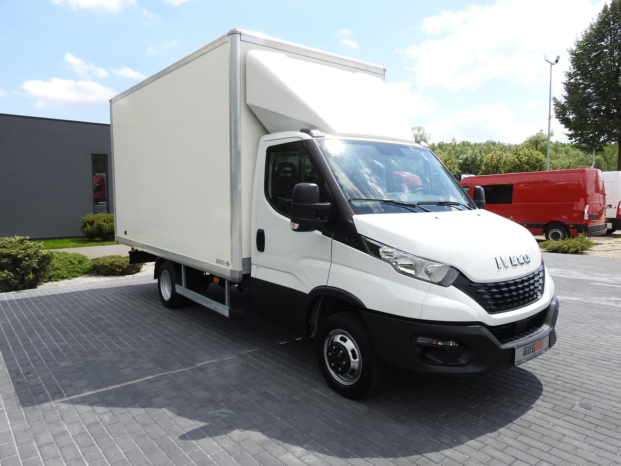 IVECO DAILY 35S14 8 PALLETS CRUISE CONTROL TWIN WHEELS AIR CONDITIONING 140HP - Box van: picture 4 IVECO DAILY 35S14 8 PALLETS CRUISE CONTROL TWIN WHEELS AIR CONDITIONING 140HP - Box van: picture 4