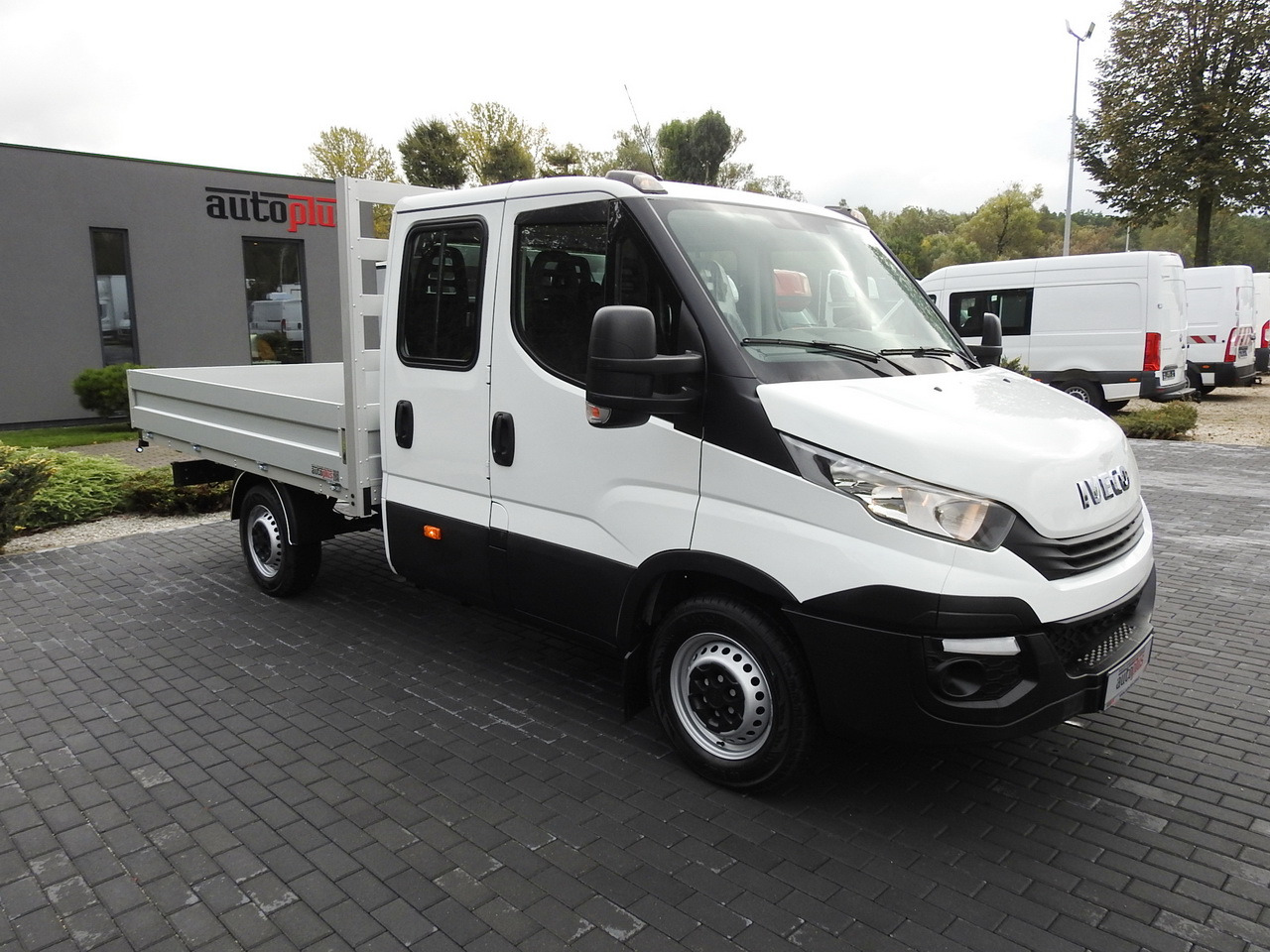 IVECO DAILY 35S15 STAKE BODY DOUBLE CABIN DOKA 7 SEATS AIR CONDITIONING 150HP - Flatbed van: picture 4 IVECO DAILY 35S15 STAKE BODY DOUBLE CABIN DOKA 7 SEATS AIR CONDITIONING 150HP - Flatbed van: picture 4