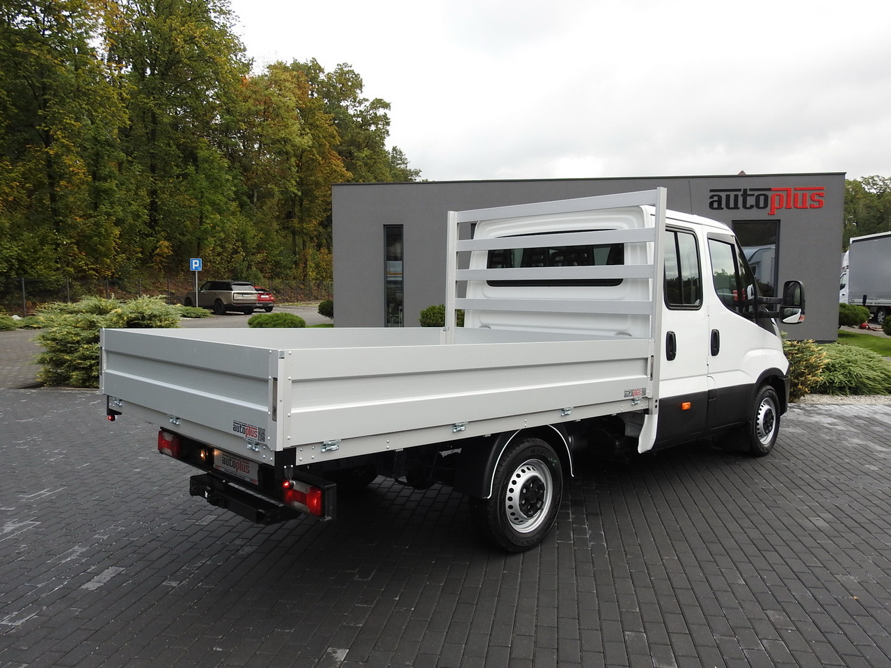 IVECO DAILY 35S15 STAKE BODY DOUBLE CABIN DOKA 7 SEATS AIR CONDITIONING  150HP - Combi van: picture 3 IVECO DAILY 35S15 STAKE BODY DOUBLE CABIN DOKA 7 SEATS AIR CONDITIONING  150HP - Combi van: picture 3