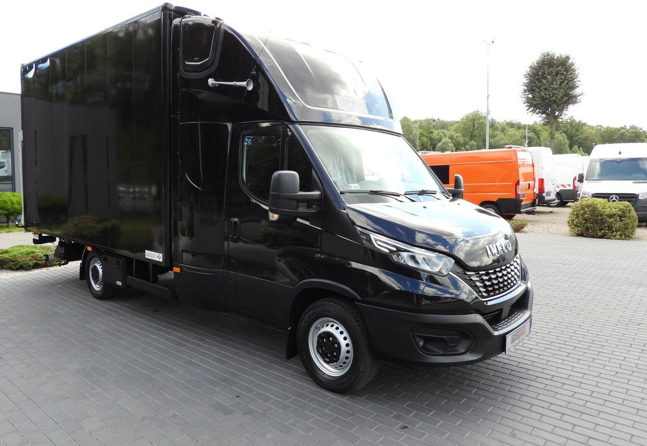 IVECO DAILY 35S18 BOX LIFT 8 PALLETS WEBASTO CRUISE CONTROL NAVIGATION LED LIGHTS PNEUMATICS AIR CONDITIONING 180HP - Box van: picture 4 IVECO DAILY 35S18 BOX LIFT 8 PALLETS WEBASTO CRUISE CONTROL NAVIGATION LED LIGHTS PNEUMATICS AIR CONDITIONING 180HP - Box van: picture 4