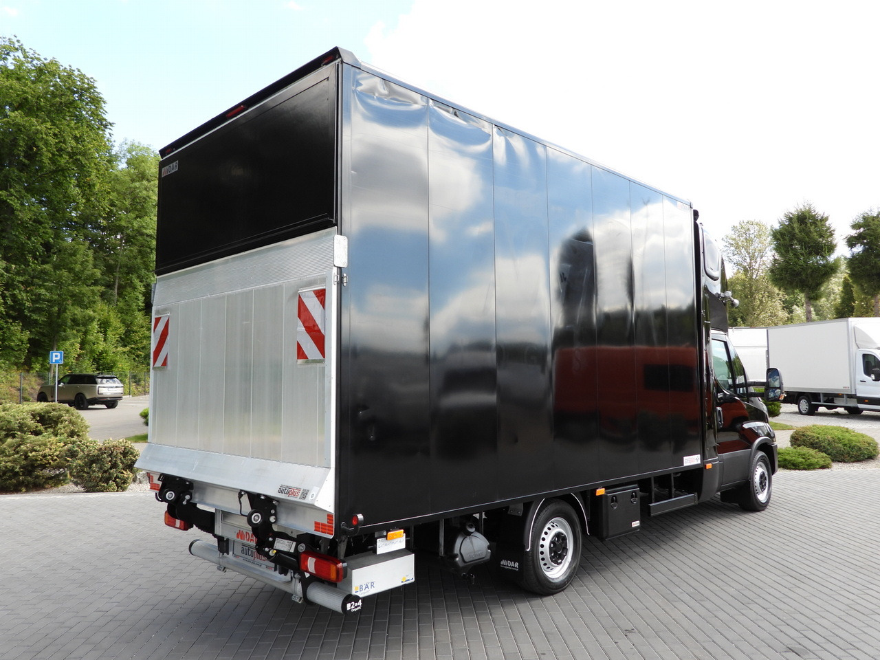 IVECO DAILY 35S18 BOX LIFT 8 PALLETS WEBASTO CRUISE CONTROL NAVIGATION LED LIGHTS PNEUMATICS AIR CONDITIONING 180HP - Box van: picture 3 IVECO DAILY 35S18 BOX LIFT 8 PALLETS WEBASTO CRUISE CONTROL NAVIGATION LED LIGHTS PNEUMATICS AIR CONDITIONING 180HP - Box van: picture 3