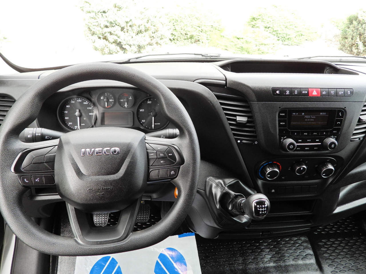 Curtain side van IVECO DAILY 35S18 TARPAULIN LIFT 10 PALLETS WEBASTO CRUISE CONTROL PNEUMATICS AIR CONDITIONING  180HP: picture 36