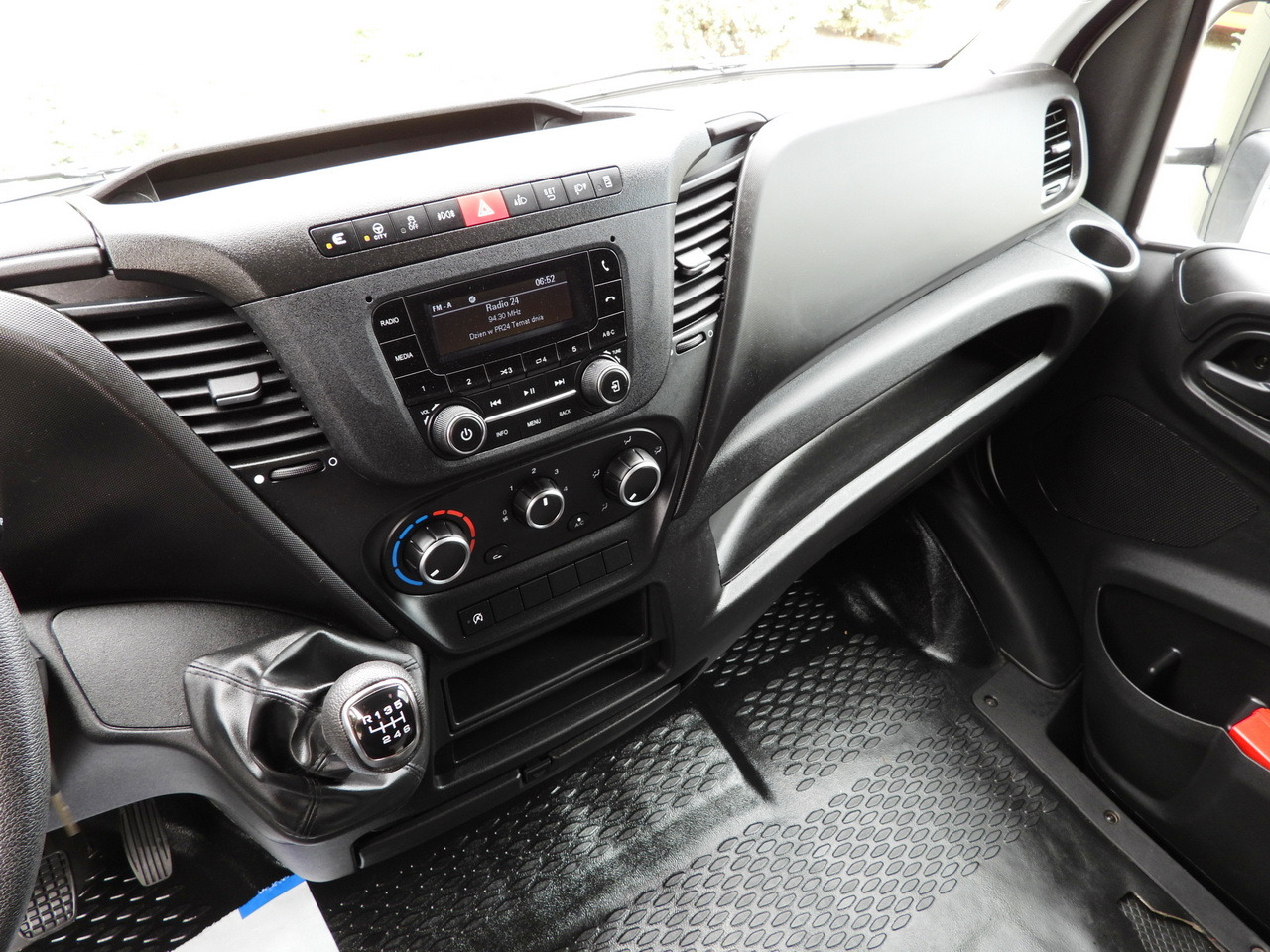 Curtain side van IVECO DAILY 35S18 TARPAULIN LIFT 10 PALLETS WEBASTO CRUISE CONTROL PNEUMATICS AIR CONDITIONING  180HP: picture 39