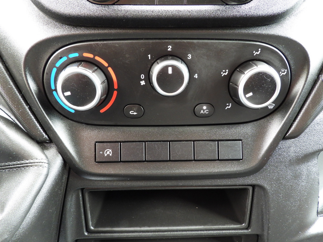 Curtain side van IVECO DAILY 35S18 TARPAULIN LIFT 10 PALLETS WEBASTO CRUISE CONTROL PNEUMATICS AIR CONDITIONING  180HP: picture 43