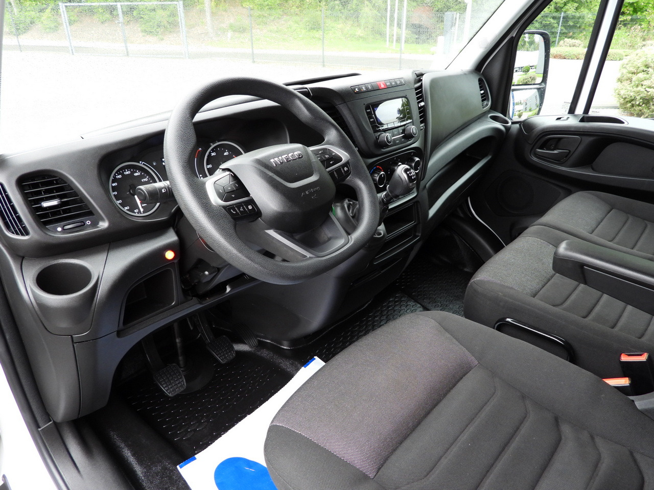 IVECO DAILY 35S18 TARPAULIN LIFT 8 PALLETS WEBASTO CRUISE CONTROL LED LIGHTS AIR CONDITIONING  180HP - Curtain side van: picture 2 IVECO DAILY 35S18 TARPAULIN LIFT 8 PALLETS WEBASTO CRUISE CONTROL LED LIGHTS AIR CONDITIONING  180HP - Curtain side van: picture 2