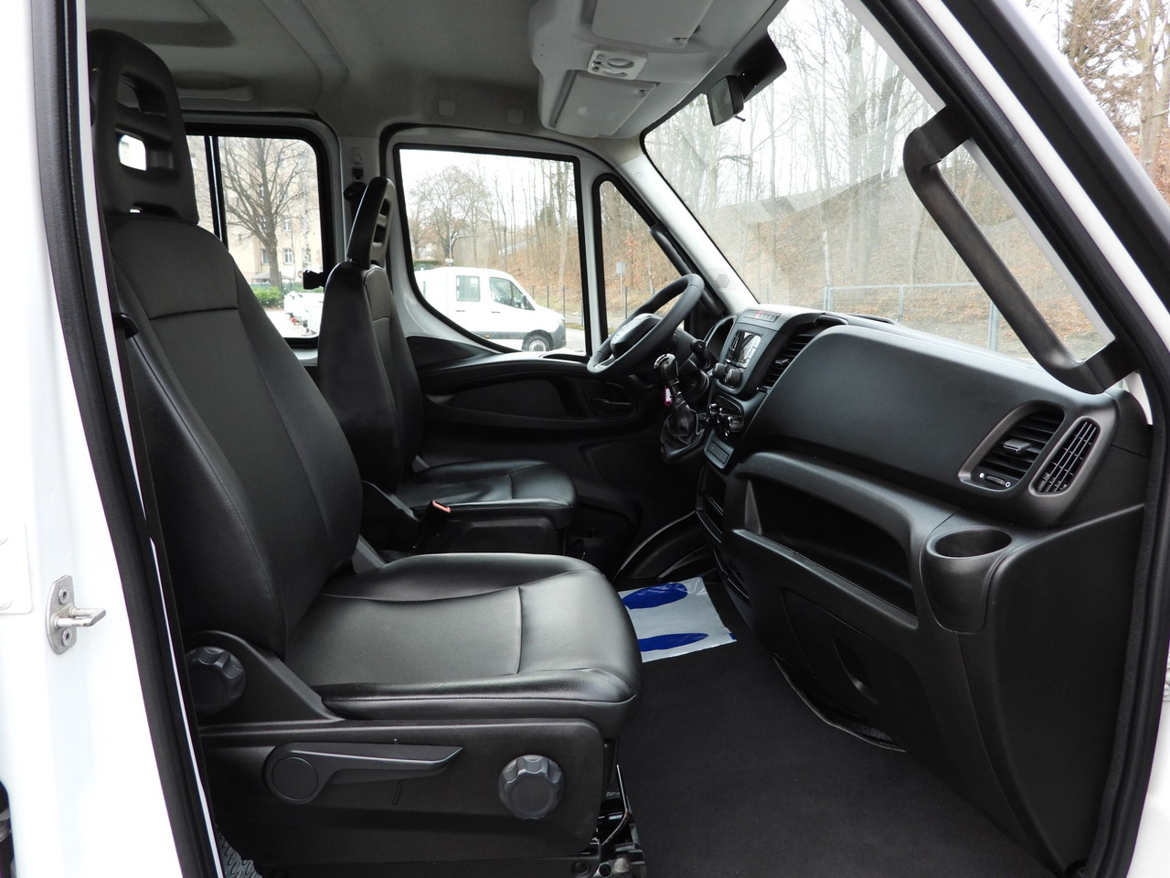 Tipper van IVECO DAILY 50C16 THREE-WAY TIPPER DOUBLE CABIN DOKA 6 SEATS CRUISE CONTROL PNEUMATICS TWIN WHEELS AIR CONDITIONING 160HP: picture 37 Tipper van IVECO DAILY 50C16 THREE-WAY TIPPER DOUBLE CABIN DOKA 6 SEATS CRUISE CONTROL PNEUMATICS TWIN WHEELS AIR CONDITIONING 160HP: picture 37